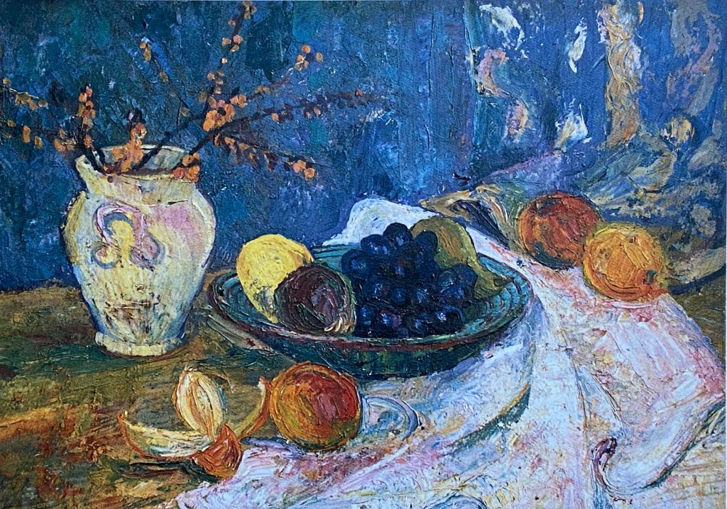 Stillleben, Vase und Obest auf einem Tisch vor blauem Hintergrund